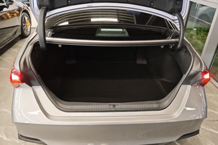 Used Toyota Avalon 2019 Dual-Engine 2.5L Luxury Edition China VI Standard Trunk