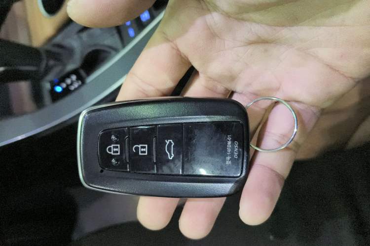 Used Toyota Avalon 2019 Dual-Engine 2.5L XLE Prestige Version China VI Standard Vehicle Key