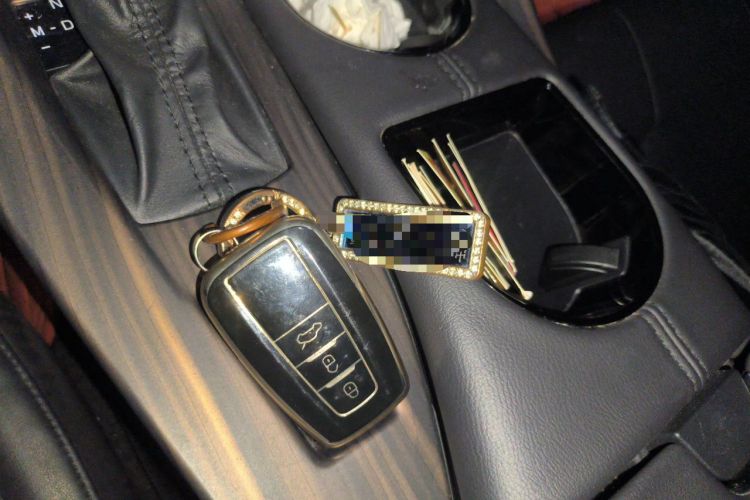 Used Toyota Avalon 2019 2.0L XLE Premium Edition China VI Vehicle Key