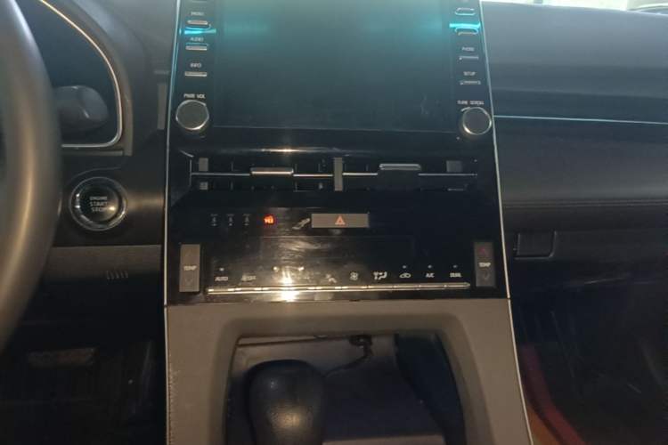 Used Toyota Avalon 2019 2.0L Luxury Edition China VI Standard Audio And AC Panel