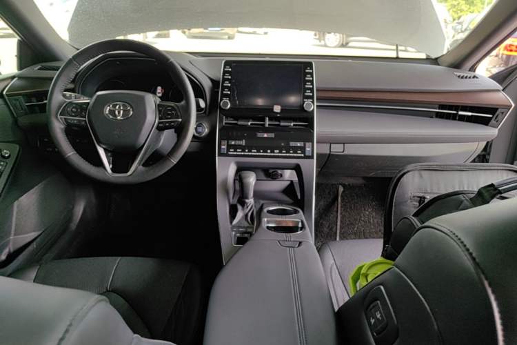 Used Toyota Avalon 2019 2.5L Touring Premium Version China VI Standard Center Console