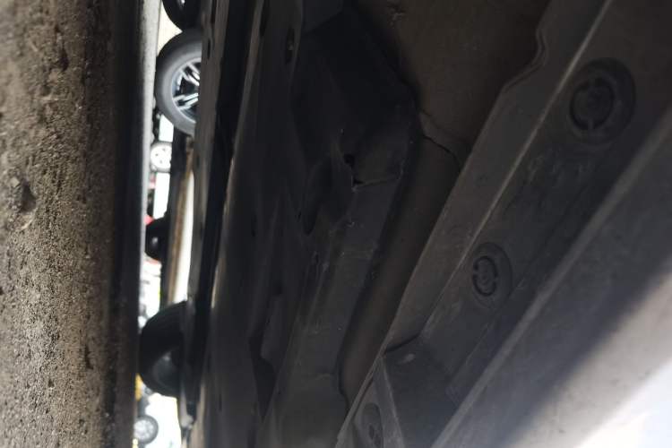 Used Toyota Avalon 2019 Dual-Engine 2.5L XLE Prestige Version China VI Standard Chassis Front Left