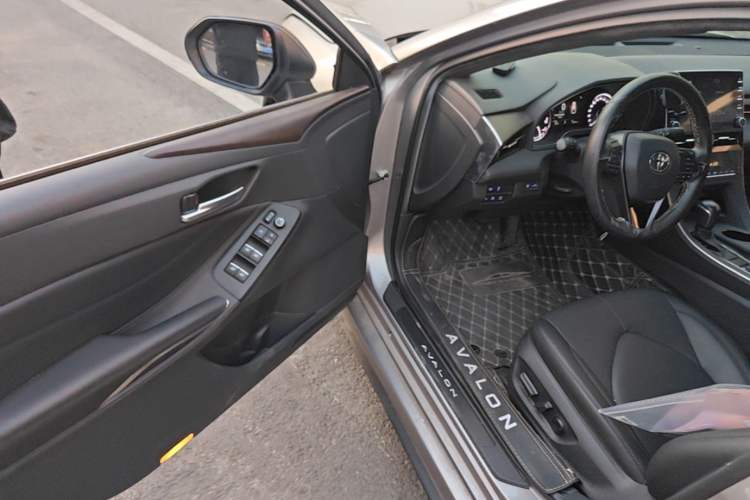 Used Toyota Avalon 2019 2.0L XLE Premium Edition China VI Driver Seat