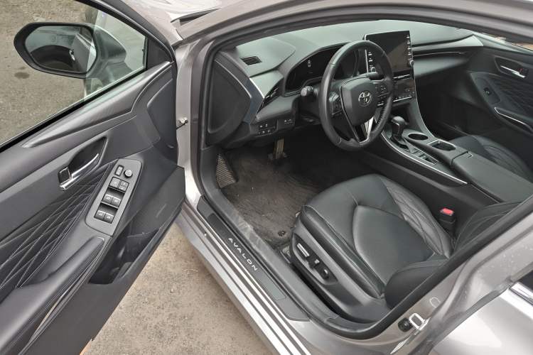 Used Toyota Avalon 2019 Dual-Engine 2.5L XLE Prestige Version China VI Standard Driver Seat