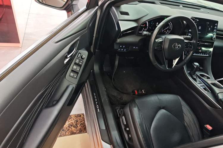 Used Toyota Avalon 2019 Dual-Engine 2.5L XLE Prestige Version China VI Standard Driver Seat
