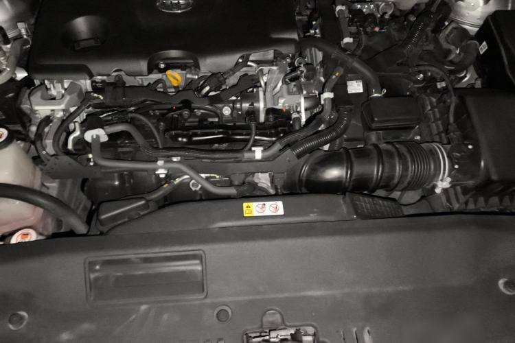 Used Toyota Avalon 2019 Dual-Engine 2.5L XLE Prestige Version China VI Standard Engine Bay