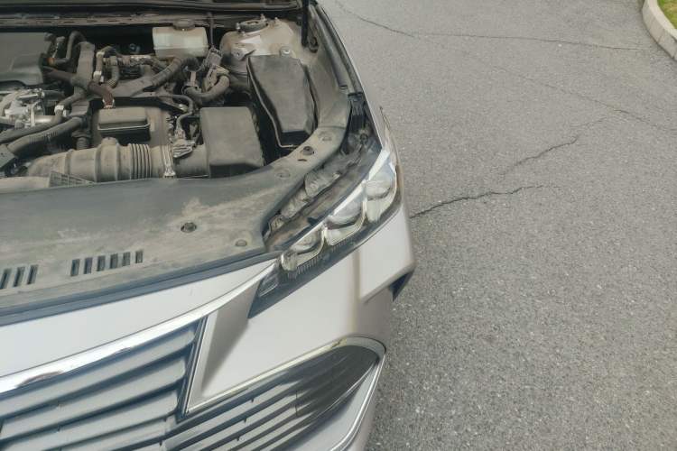Used Toyota Avalon 2019 Dual-Engine 2.5L XLE Prestige Version China V Standard Engine Bay Left