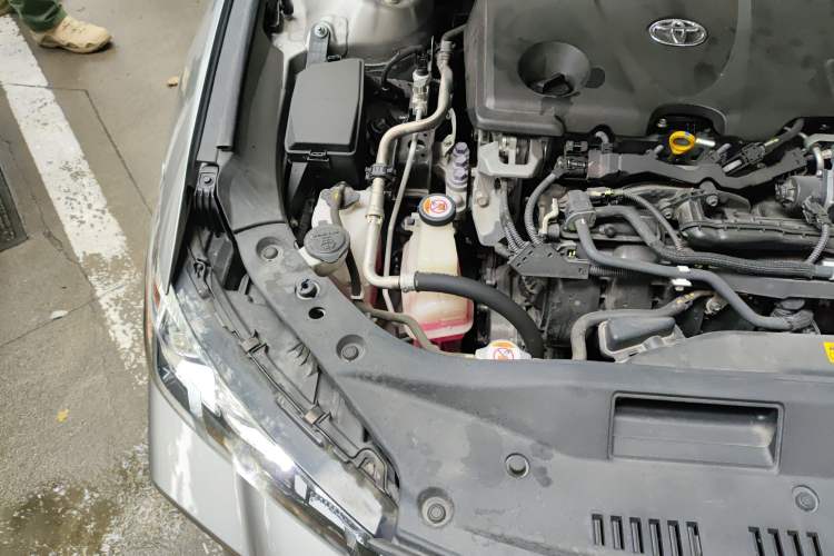 Used Toyota Avalon 2019 Dual-Engine 2.5L XLE Prestige Version China VI Standard Engine Bay Right