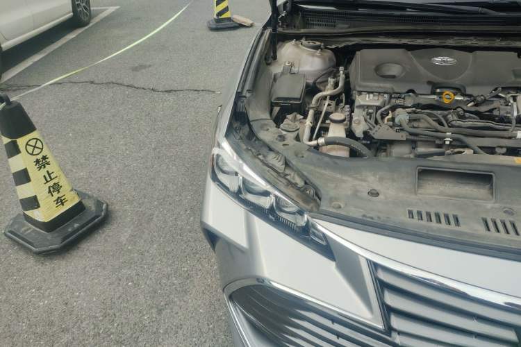 Used Toyota Avalon 2019 Dual-Engine 2.5L XLE Prestige Version China V Standard Engine Bay Right