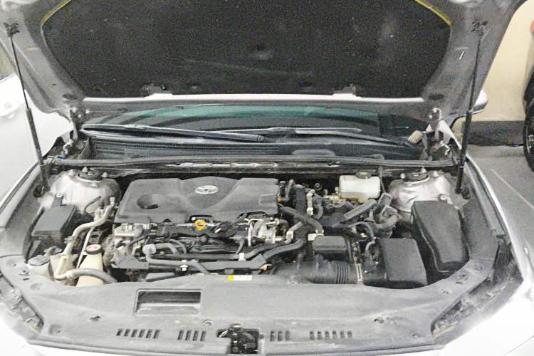 Used Toyota Avalon 2019 Dual-Engine 2.5L Luxury Edition China VI Standard Engine Bay