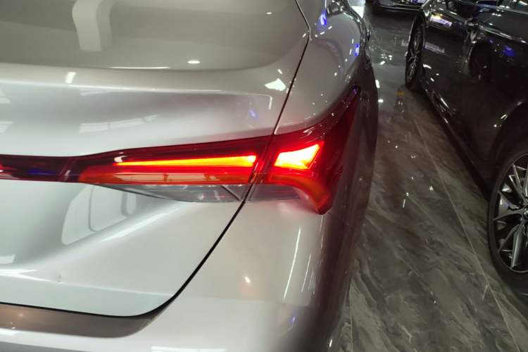 Used Toyota Avalon 2019 2.0L Luxury Edition China VI Standard Exterior 3
