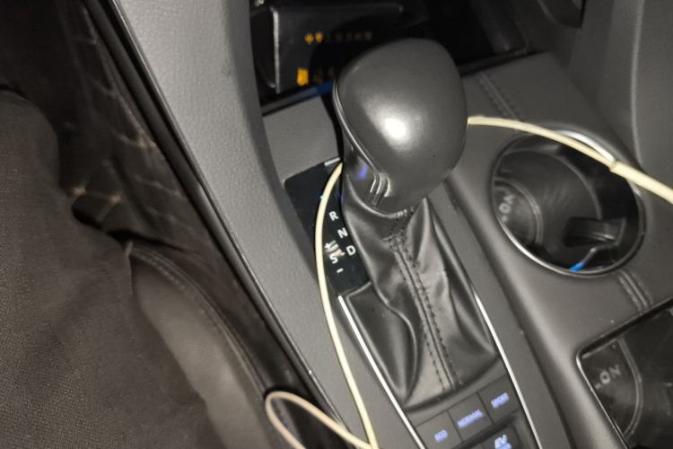 Used Toyota Avalon 2019 Dual-Engine 2.5L XLE Prestige Version China VI Standard Gear Lever