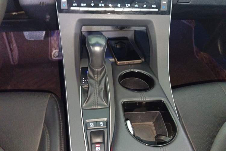 Used Toyota Avalon 2019 2.0L Luxury Edition China VI Standard Gear Lever