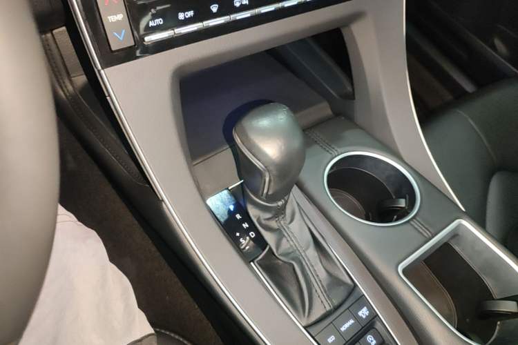 Used Toyota Avalon 2019 2.5L Touring Premium Version China VI Standard Gear Lever