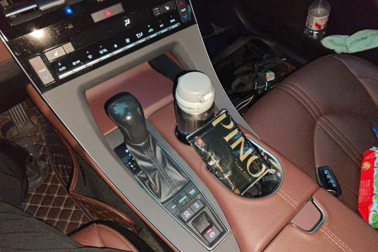 Used Toyota Avalon 2019 2.5L Touring Premium Version China VI Standard Gear Lever