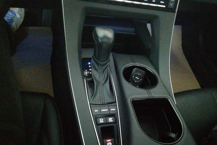 Used Toyota Avalon 2019 Dual-Engine 2.5L Luxury Edition China VI Standard Gear Lever