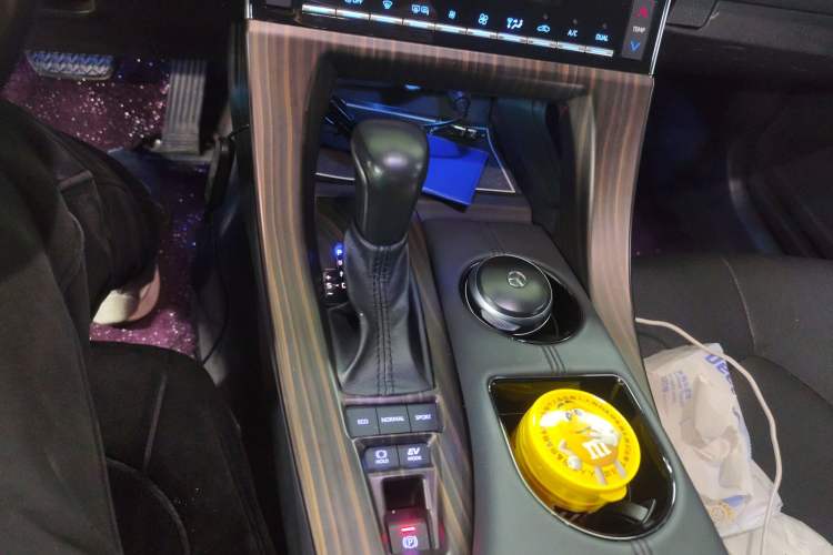Used Toyota Avalon 2019 Dual-Engine 2.5L Luxury Edition China VI Standard Gear Lever