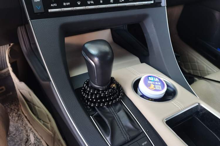 Used Toyota Avalon 2019 Dual-Engine 2.5L XLE Prestige Version China VI Standard Gear Lever