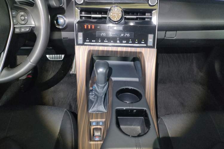 Used Toyota Avalon 2019 2.0L Luxury Edition China VI Standard Gear Lever