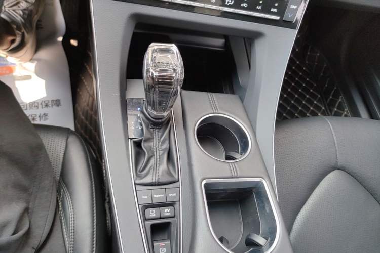 Used Toyota Avalon 2019 Dual-Engine 2.5L XLE Prestige Version China VI Standard Gear Lever