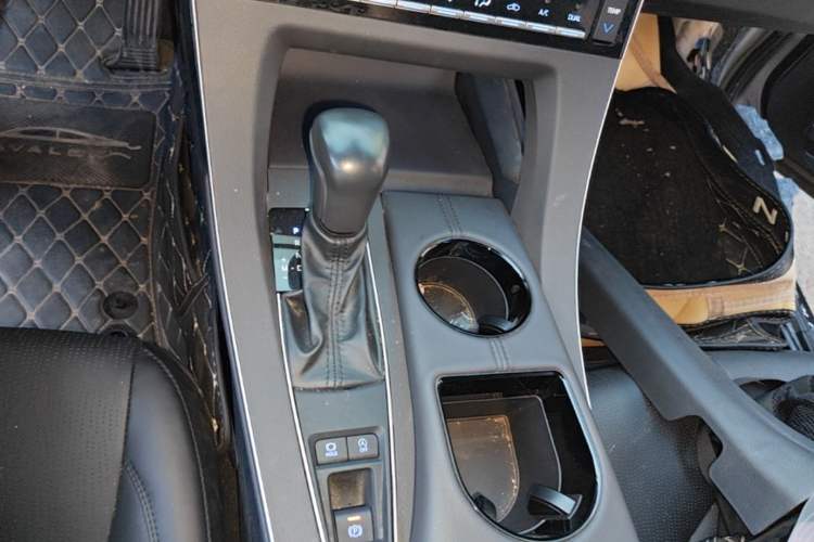 Used Toyota Avalon 2019 2.0L XLE Premium Edition China VI Gear Lever