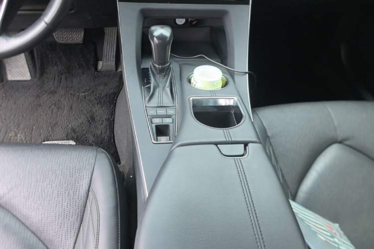 Used Toyota Avalon 2019 2.5L Touring Premium Version China VI Standard Gear Lever