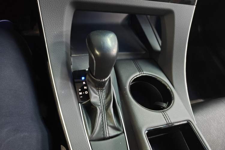 Used Toyota Avalon 2019 2.0L Luxury Edition China VI Standard Gear Lever