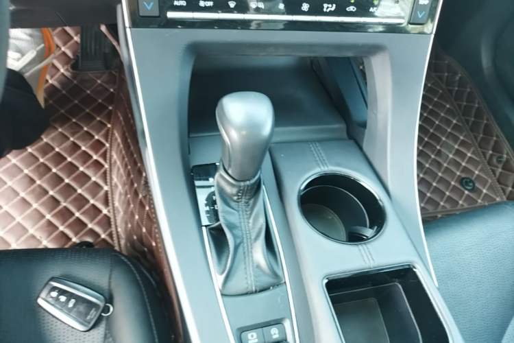 Used Toyota Avalon 2019 2.0L Luxury Edition China VI Standard Gear Lever