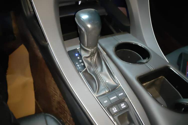 Used Toyota Avalon 2019 Dual-Engine 2.5L Luxury Edition China VI Standard Gear Lever