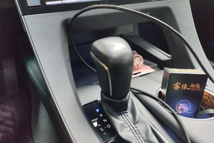 Used Toyota Avalon 2019 Dual-Engine 2.5L XLE Prestige Version China VI Standard Gear Lever