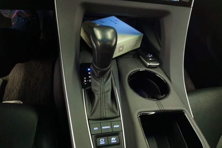 Used Toyota Avalon 2019 Dual-Engine 2.5L Luxury Edition China VI Standard Gear Lever