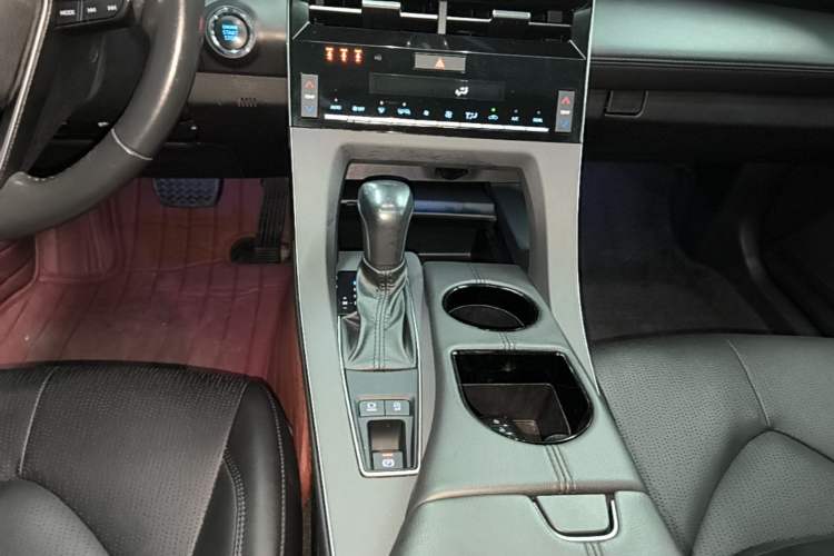 Used Toyota Avalon 2019 2.0L Luxury Edition China VI Standard Gear Lever