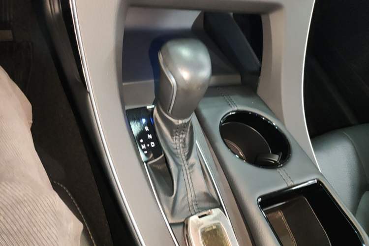 Used Toyota Avalon 2019 2.0L Luxury Edition China VI Standard Gear Lever