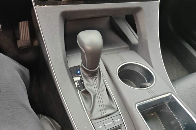 Used Toyota Avalon 2019 Dual-Engine 2.5L XLE Prestige Version China VI Standard Gear Lever