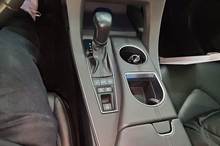 Used Toyota Avalon 2019 Dual-Engine 2.5L XLE Prestige Version China VI Standard Gear Lever