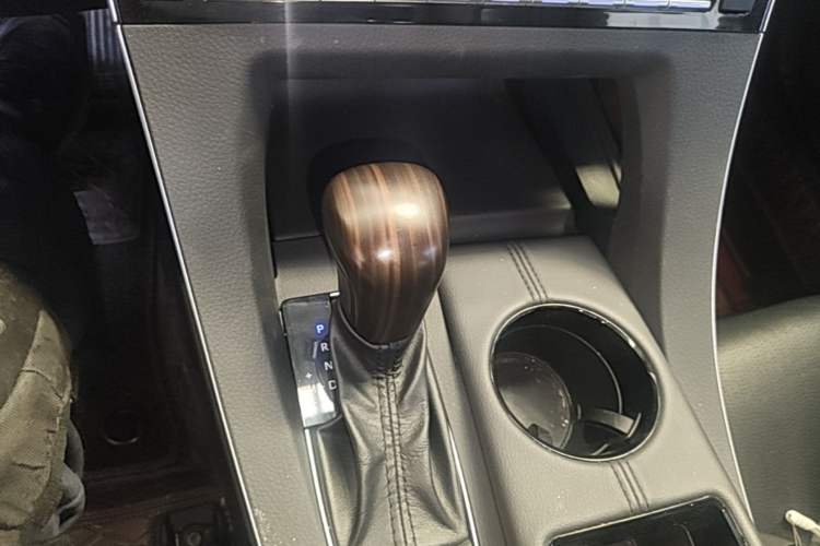 Used Toyota Avalon 2019 2.0L XLE Premium Edition China VI Gear Lever