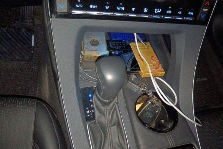 Used Toyota Avalon 2019 2.0L Luxury Edition China VI Standard Gear Lever