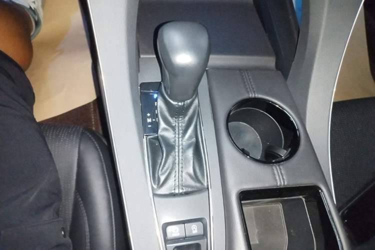 Used Toyota Avalon 2019 2.0L XLE Premium Edition China VI Gear Lever