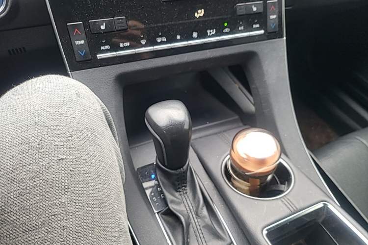 Used Toyota Avalon 2019 Dual-Engine 2.5L XLE Prestige Version China VI Standard Gear Lever