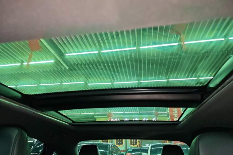 Used Toyota Avalon 2019 Dual-Engine 2.5L XLE Prestige Version China VI Standard Headliner