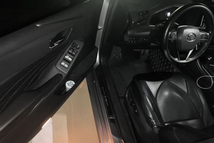 Used Toyota Avalon 2019 Dual-Engine 2.5L XLE Prestige Version China VI Standard Interior 3