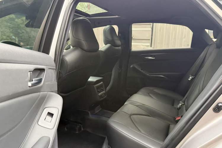 Used Toyota Avalon 2019 2.0L Luxury Edition China VI Standard Interior 4