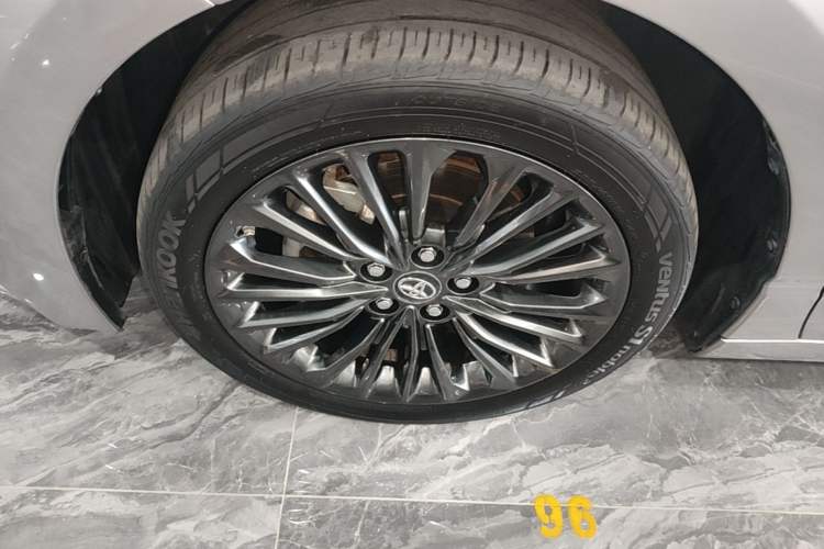 Used Toyota Avalon 2019 2.5L Touring Premium Version China VI Standard Left Front Wheel Hub