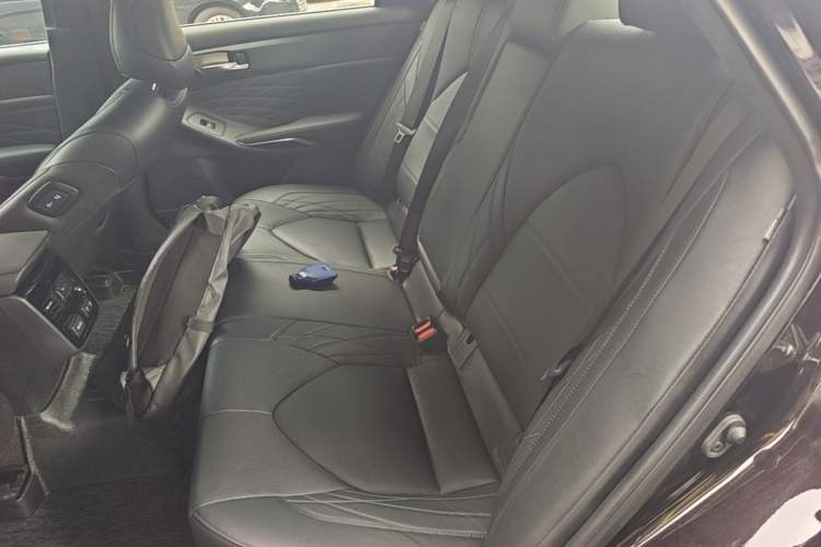 Used Toyota Avalon 2019 2.5L Touring Premium Version China VI Standard Left Rear Seat