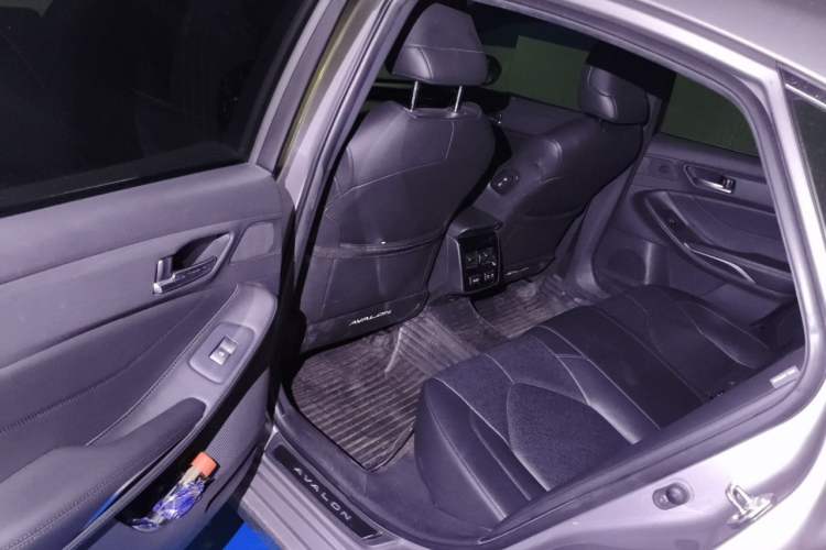 Used Toyota Avalon 2019 2.0L XLE Premium Edition China VI Left Rear Seat