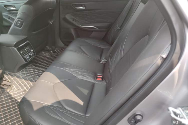 Used Toyota Avalon 2019 Dual-Engine 2.5L XLE Prestige Version China VI Standard Left Rear Seat
