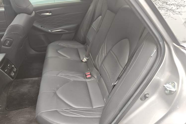 Used Toyota Avalon 2019 Dual-Engine 2.5L XLE Prestige Version China VI Standard Left Rear Seat