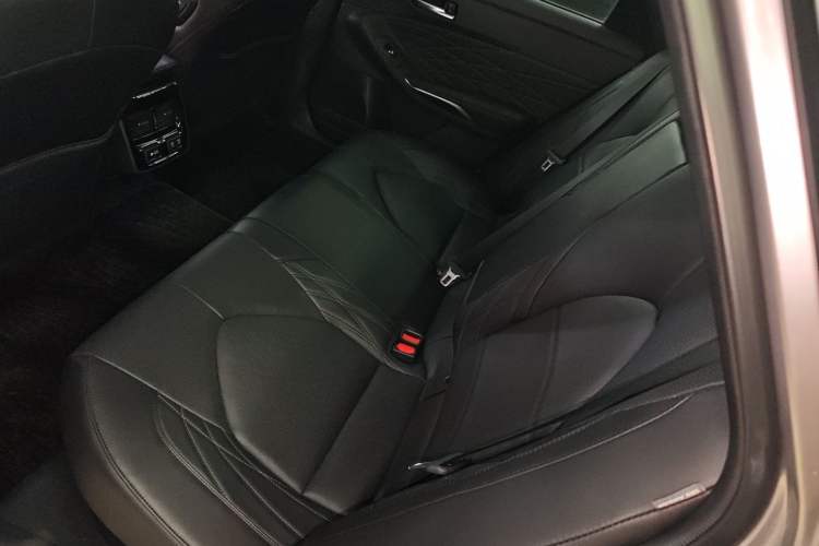 Used Toyota Avalon 2019 Dual-Engine 2.5L XLE Prestige Version China VI Standard Left Rear Seat