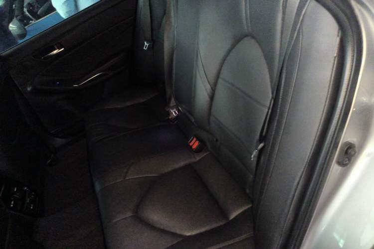 Used Toyota Avalon 2019 2.0L XLE Premium Edition China VI Left Rear Seat