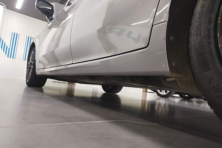 Used Toyota Avalon 2019 2.0L XLE Premium Edition China VI Left Side Sill